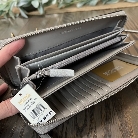 Michael Kors NEW leather jet set large zip around wallet/wristlet - Picture 2 of 10